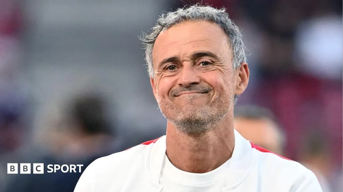 Entraîneur souriant sur le terrain après le match Entraîneur souriant sur le terrain après le match