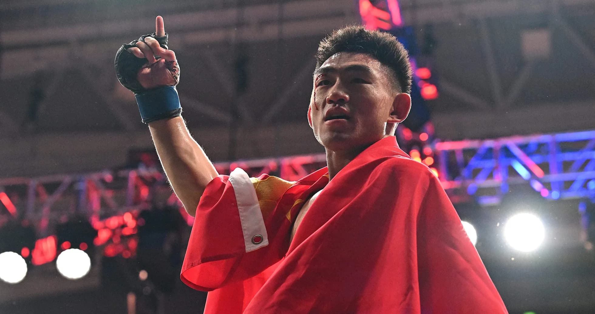 Boxeur célébrant avec un drapeau après le match Boxeur célébrant avec un drapeau après le match