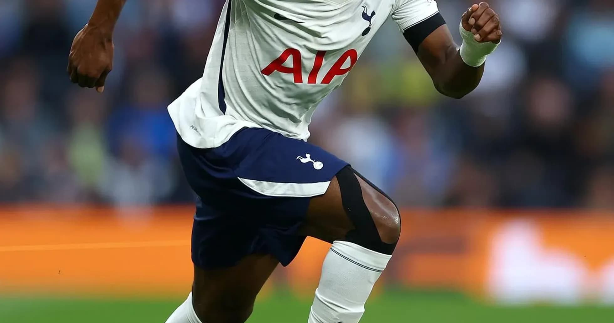 Joueur de Tottenham courant avec le ballon sur le terrain Joueur de Tottenham courant avec le ballon sur le terrain