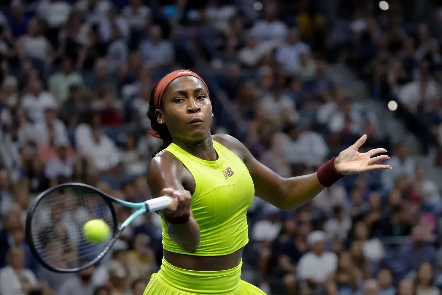 Joueuse de tennis frappant la balle sur le court Joueuse de tennis frappant la balle sur le court