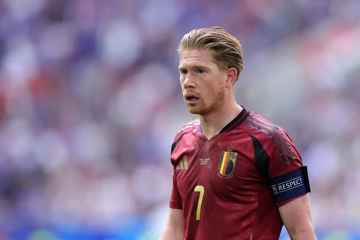 Joueur belge portant le maillot rouge sur le terrain Joueur belge portant le maillot rouge sur le terrain