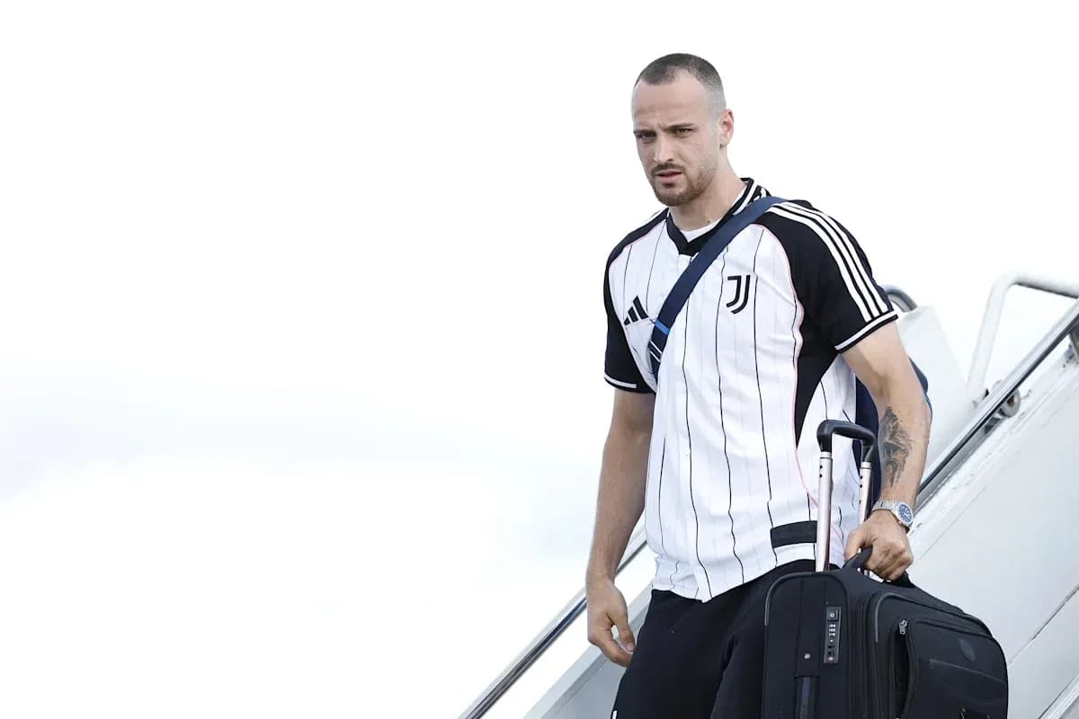 Joueur de la Juventus descendant de l'avion avec bagages Joueur de la Juventus descendant de l'avion avec bagages