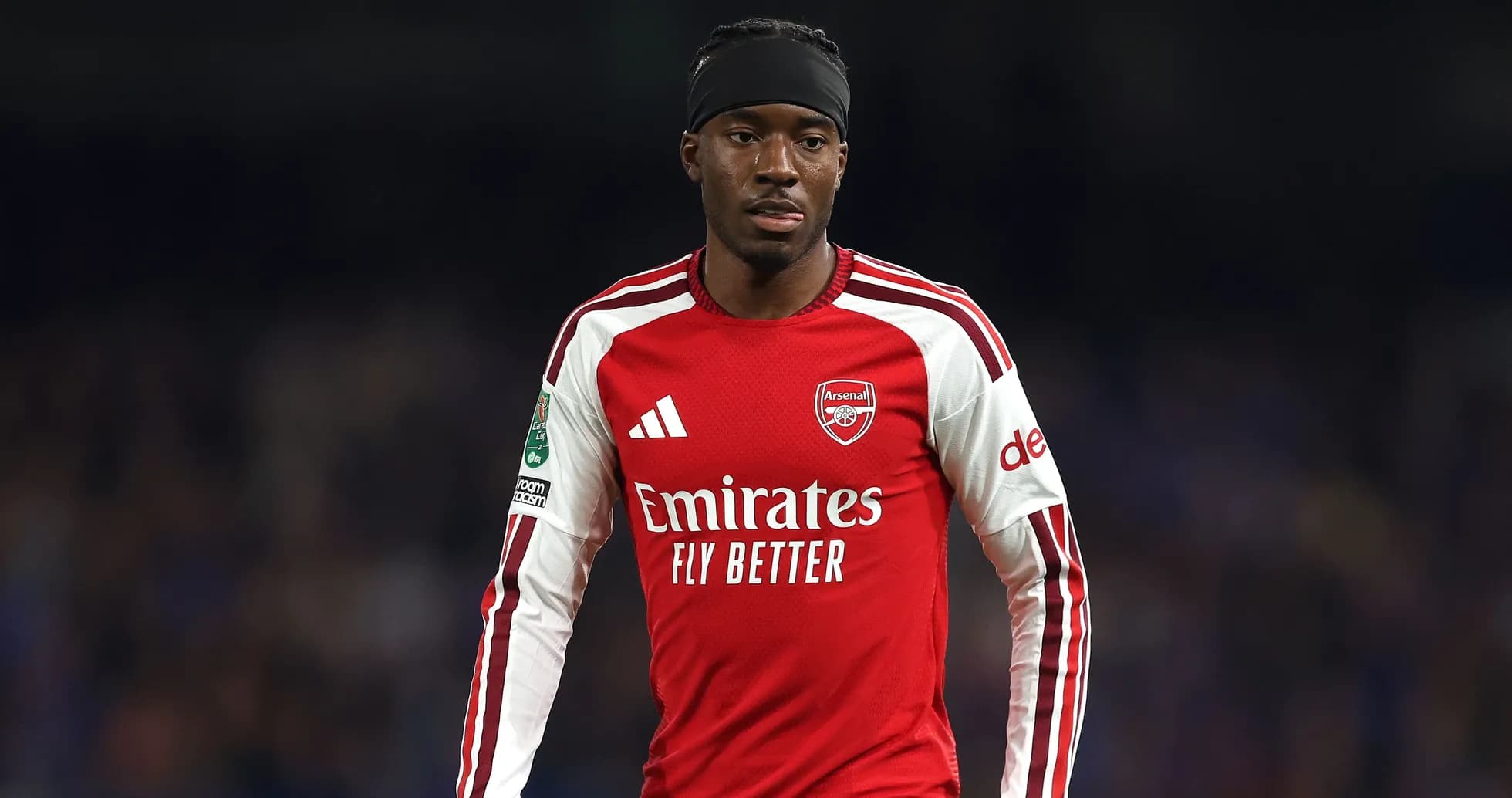 Joueur d'Arsenal en action sur le terrain Joueur d'Arsenal en action sur le terrain