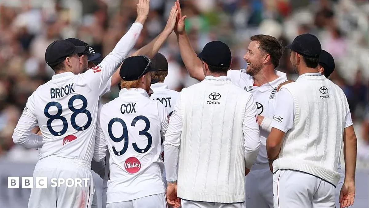 Joueurs de cricket célébrant une prise réussie Joueurs de cricket célébrant une prise réussie