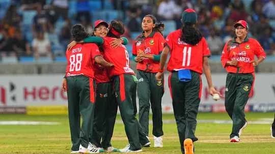 Joueuses du Bangladesh célébrant un wicket sur le terrain Joueuses du Bangladesh célébrant un wicket sur le terrain
