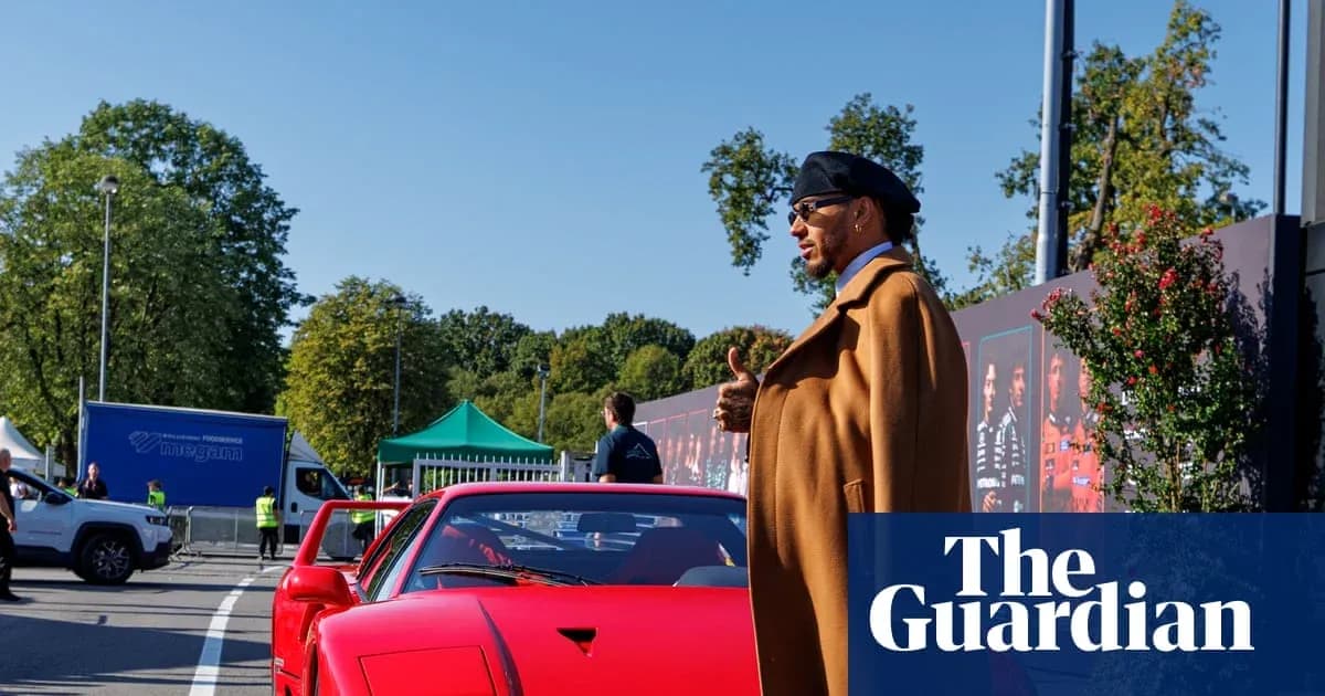 Homme en manteau près d'une voiture rouge Homme en manteau près d'une voiture rouge