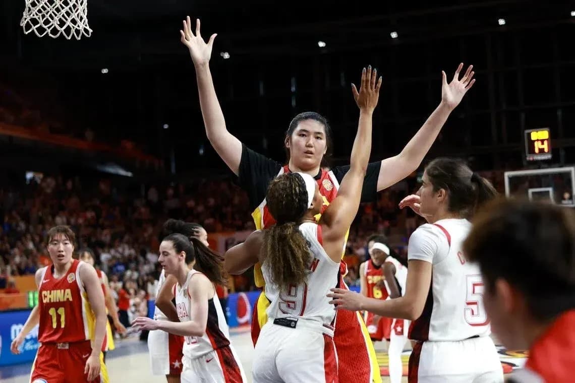 Joueuses de basketball en action lors du match Joueuses de basketball en action lors du match