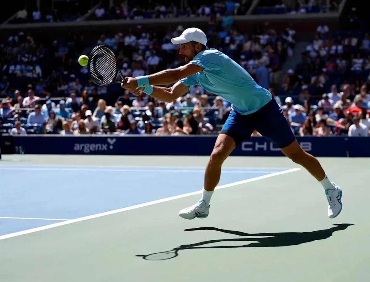 Joueur de tennis en train de frapper une balle Joueur de tennis en train de frapper une balle