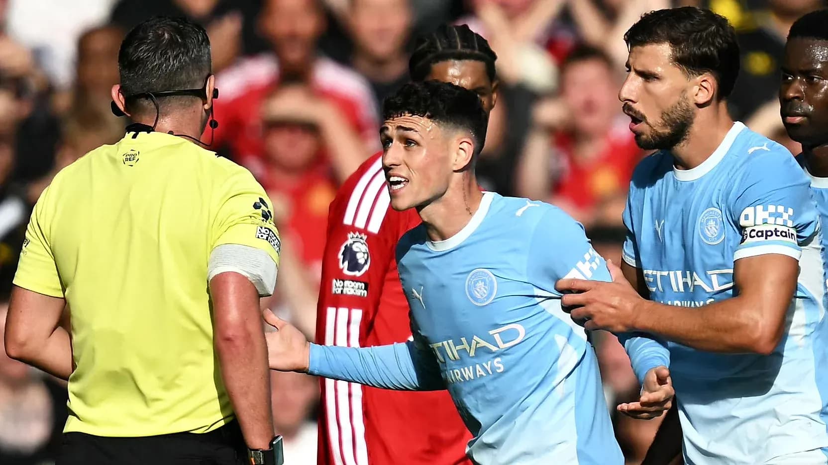 Joueurs de Manchester City contestent une décision de l'arbitre Joueurs de Manchester City contestent une décision de l'arbitre