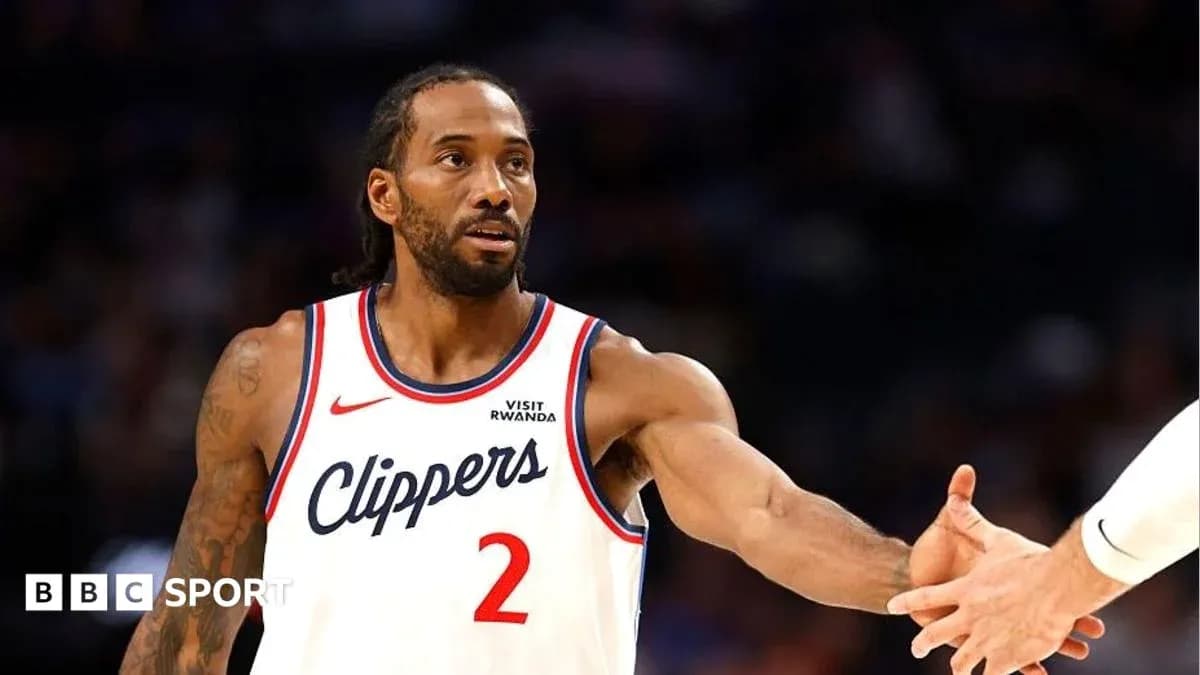 Joueur des Clippers tendant la main à un coéquipier Joueur des Clippers tendant la main à un coéquipier