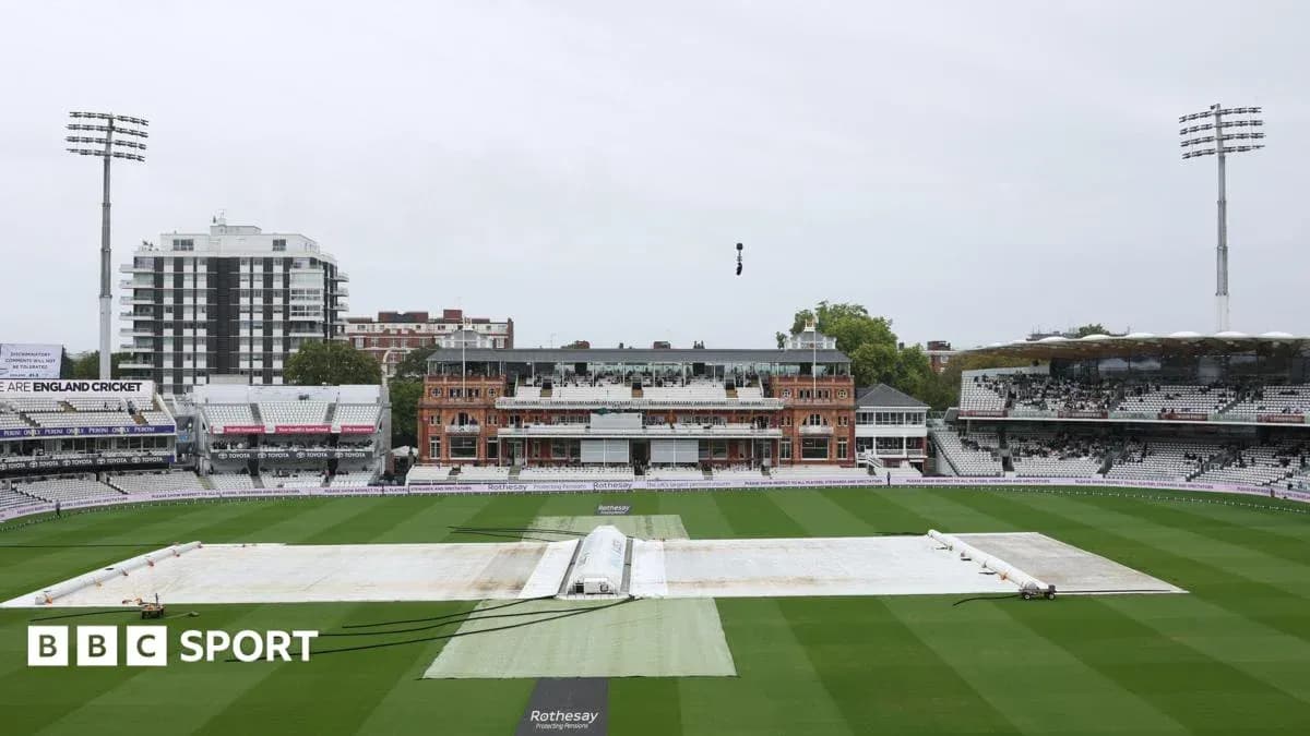 Terrain de cricket de Lord's avec une bâche sur le gazon Terrain de cricket de Lord's avec une bâche sur le gazon
