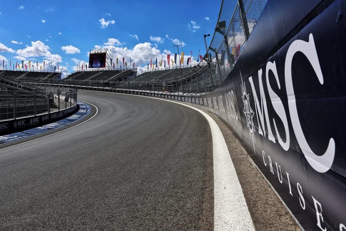 Vue de la piste de course avec tribunes vides Vue de la piste de course avec tribunes vides