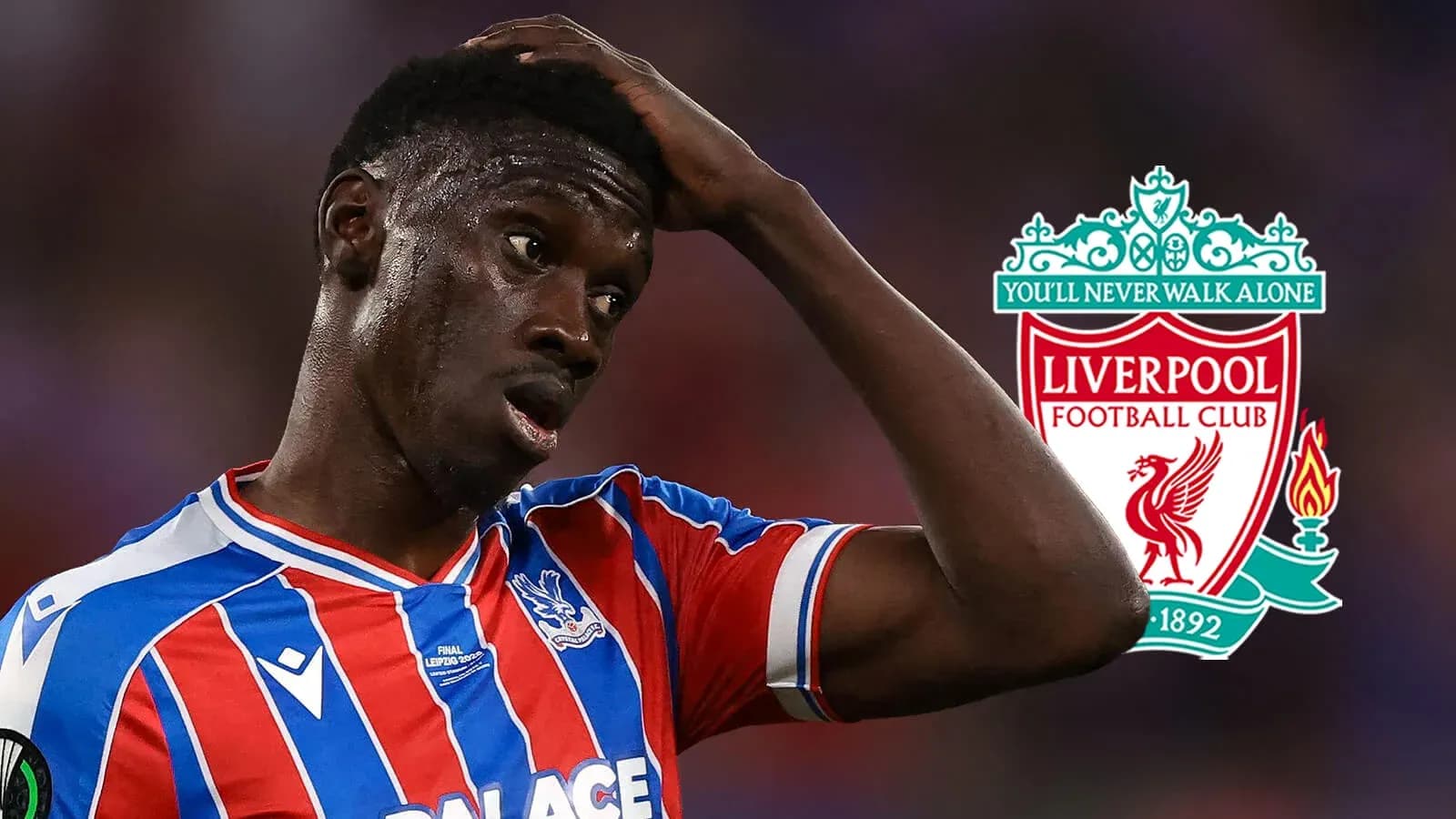 Joueur de Crystal Palace avec le logo de Liverpool en arrière-plan Joueur de Crystal Palace avec le logo de Liverpool en arrière-plan