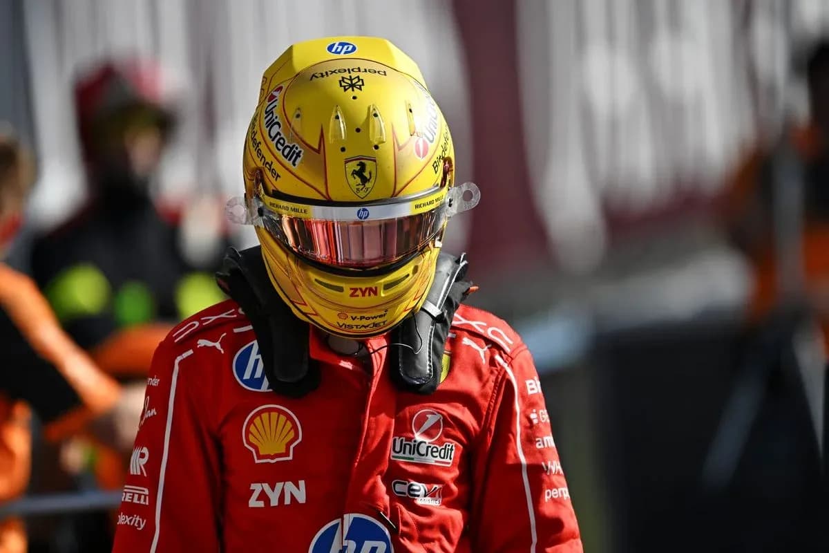 Pilote de Formule 1 portant un casque Ferrari Pilote de Formule 1 portant un casque Ferrari