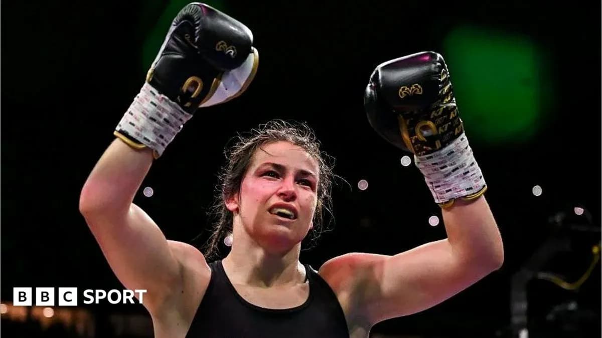 Boxeuse levant les bras après une victoire Boxeuse levant les bras après une victoire