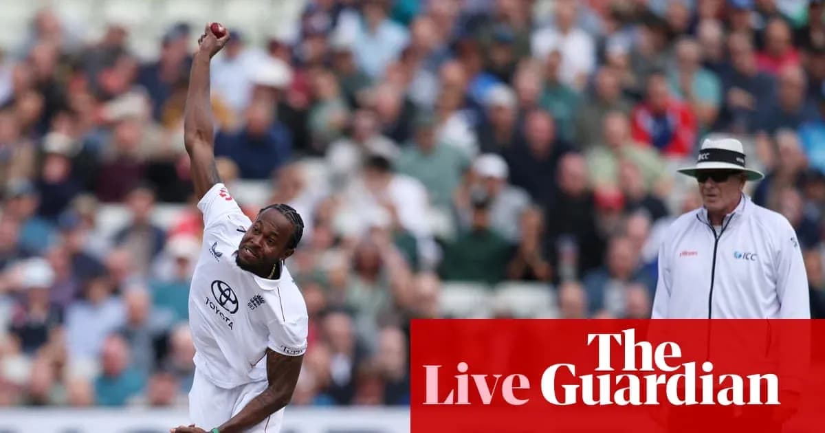 Joueur lançant la balle lors d'un match de cricket Joueur lançant la balle lors d'un match de cricket
