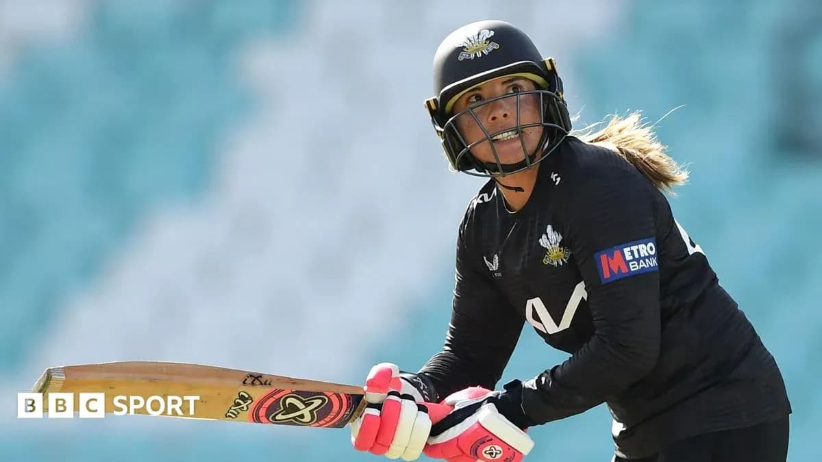 Joueuse de cricket préparant un coup au batte Joueuse de cricket préparant un coup au batte