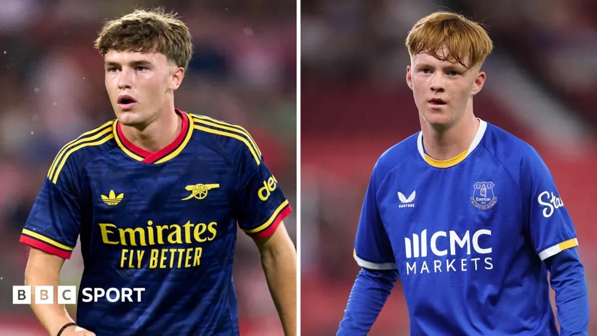 Deux joueurs en action, l'un d'Arsenal, l'autre d'Everton Deux joueurs en action, l'un d'Arsenal, l'autre d'Everton