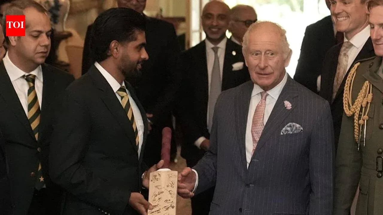 Rencontre avec des dignitaires et remise d'un cadeau Rencontre avec des dignitaires et remise d'un cadeau