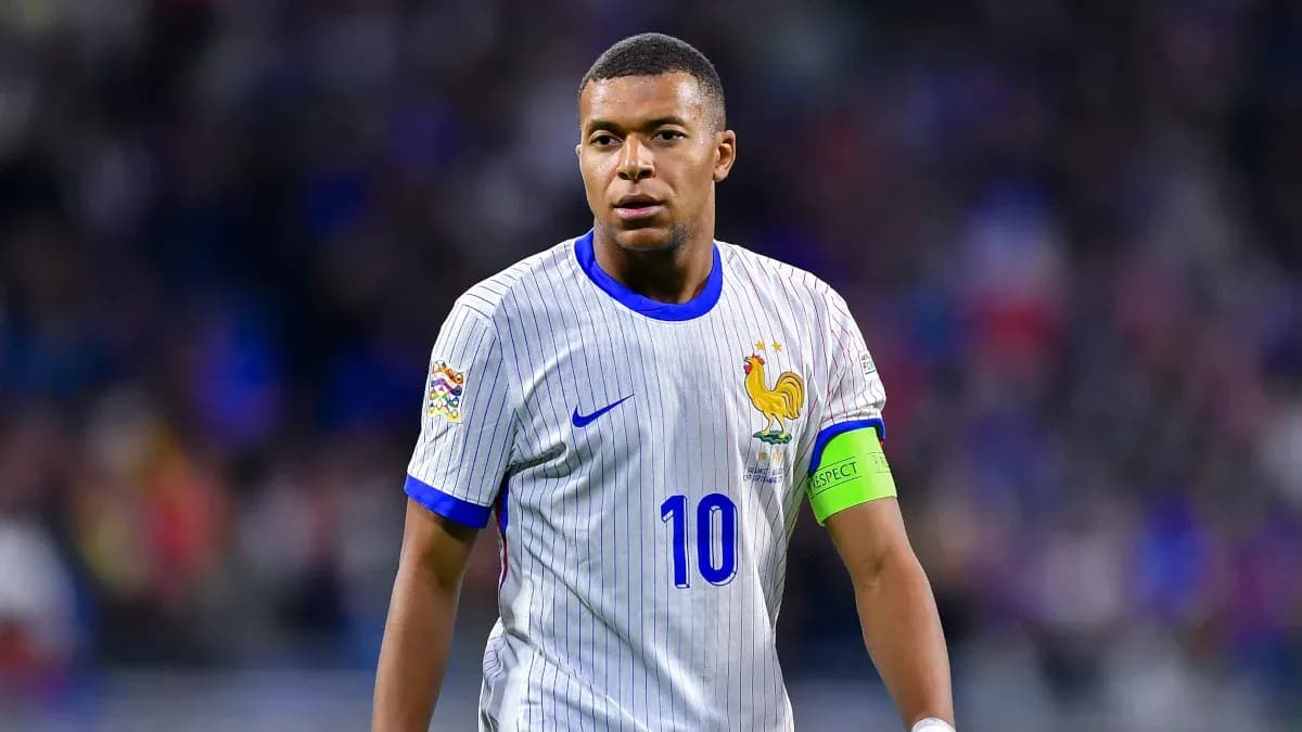 Kylian Mbappé portant le brassard de capitaine Kylian Mbappé portant le brassard de capitaine