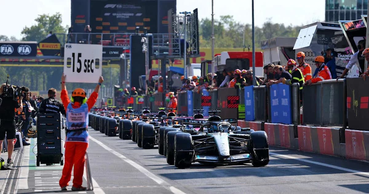 Pilotes de Formule 1 en attente au stand Pilotes de Formule 1 en attente au stand