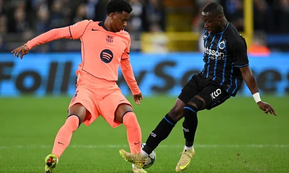 Deux joueurs se disputant le ballon sur le terrain Deux joueurs se disputant le ballon sur le terrain