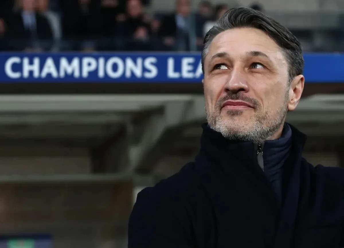 Entraîneur observant le match sous un panneau Champions League Entraîneur observant le match sous un panneau Champions League
