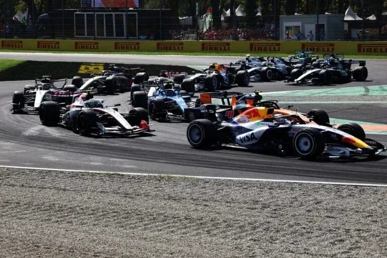 Voitures de Formule 1 en pleine course sur circuit Voitures de Formule 1 en pleine course sur circuit