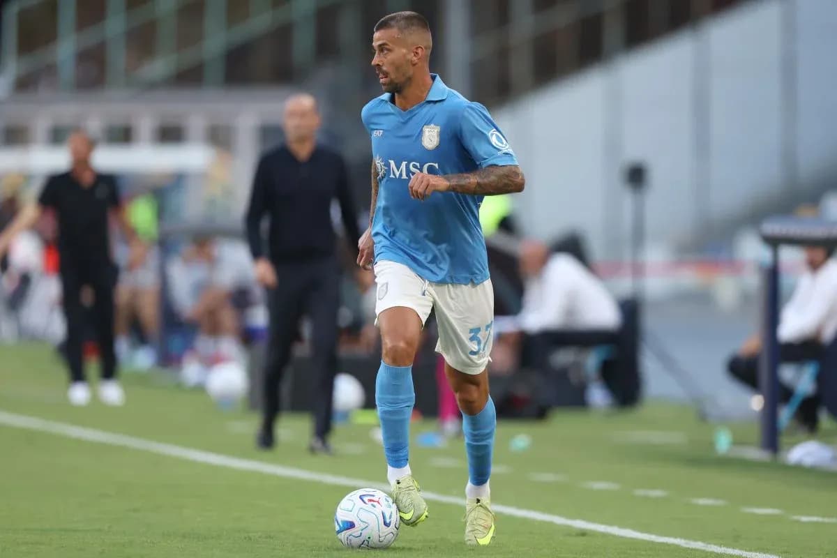 Joueur courant avec le ballon sur le terrain Joueur courant avec le ballon sur le terrain