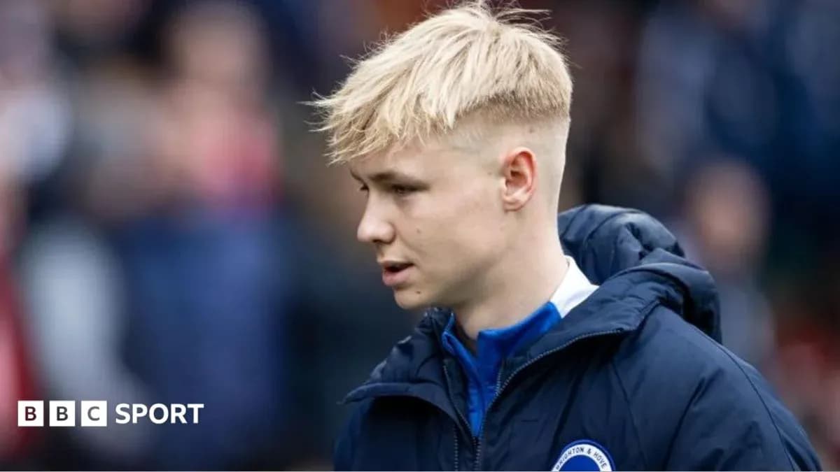 Joueur de Brighton en tenue de match sur le terrain Joueur de Brighton en tenue de match sur le terrain