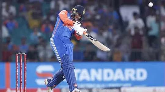 Joueur frappant la balle lors d'un match de cricket Joueur frappant la balle lors d'un match de cricket