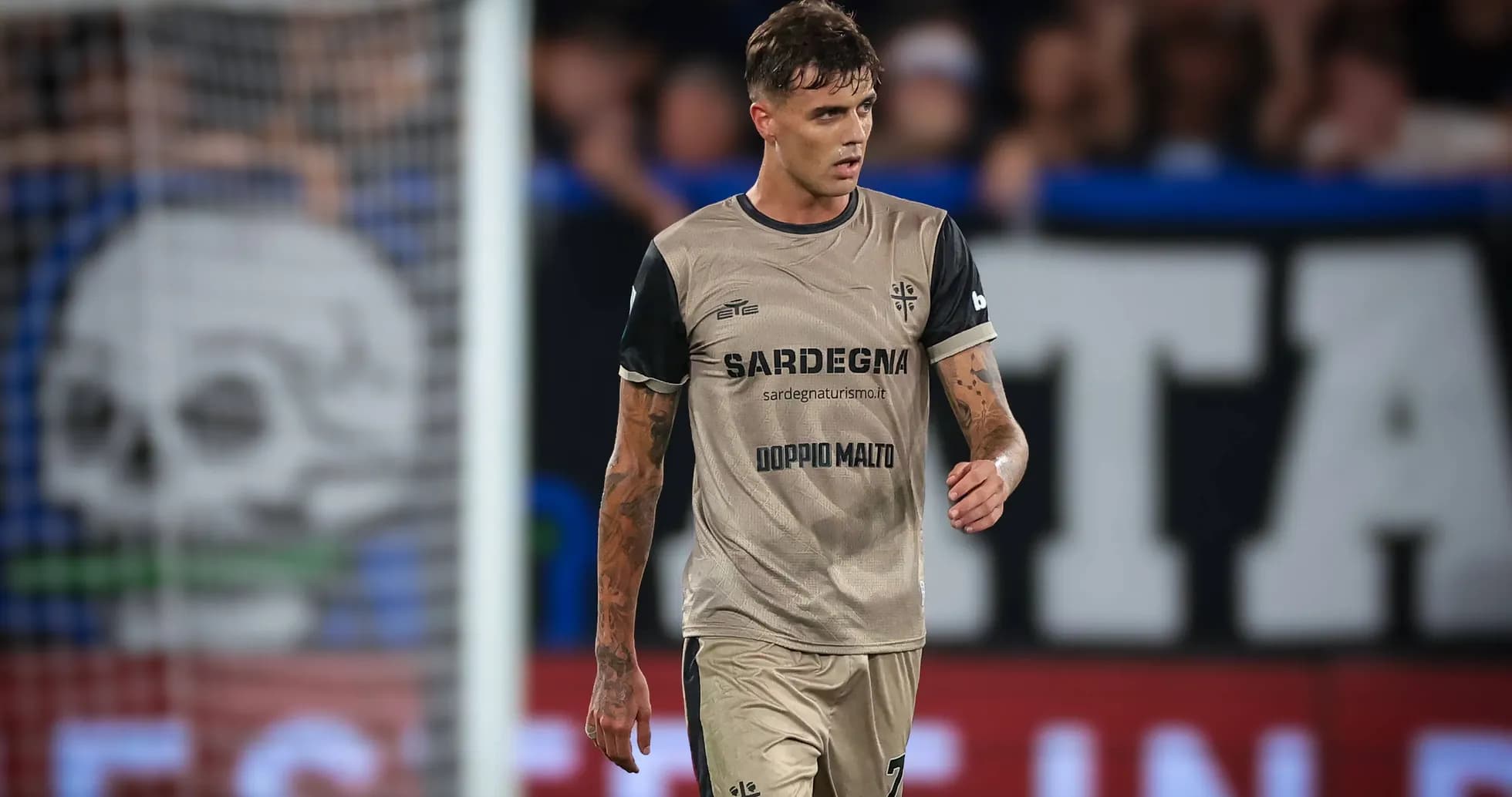 Joueur en tenue de football marchant sur le terrain Joueur en tenue de football marchant sur le terrain