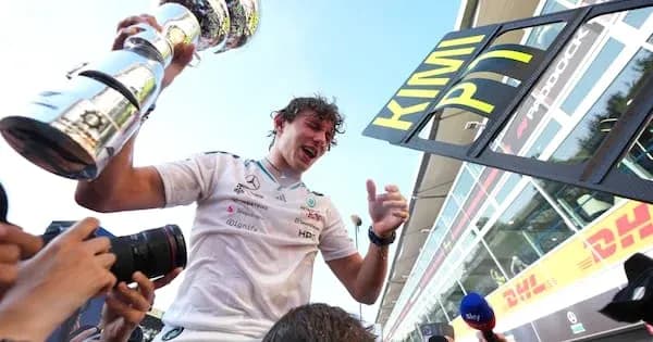 Pilote célébrant avec le trophée après la course Pilote célébrant avec le trophée après la course