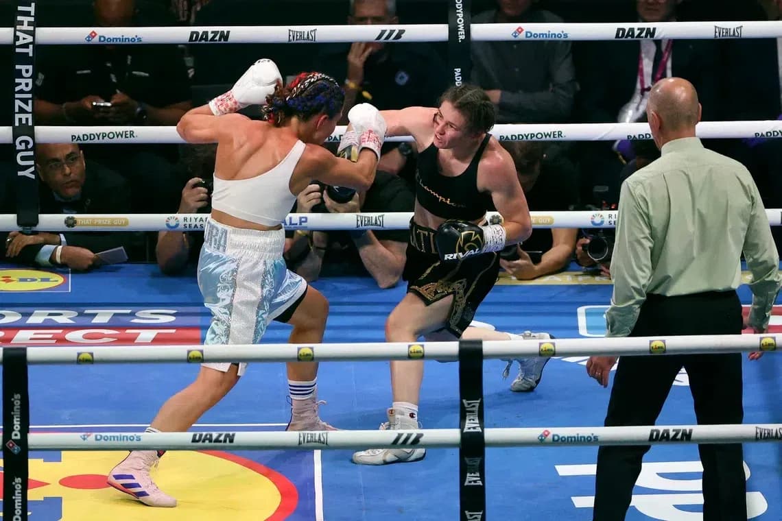 Boxeuses se battant dans le ring lors du match Boxeuses se battant dans le ring lors du match