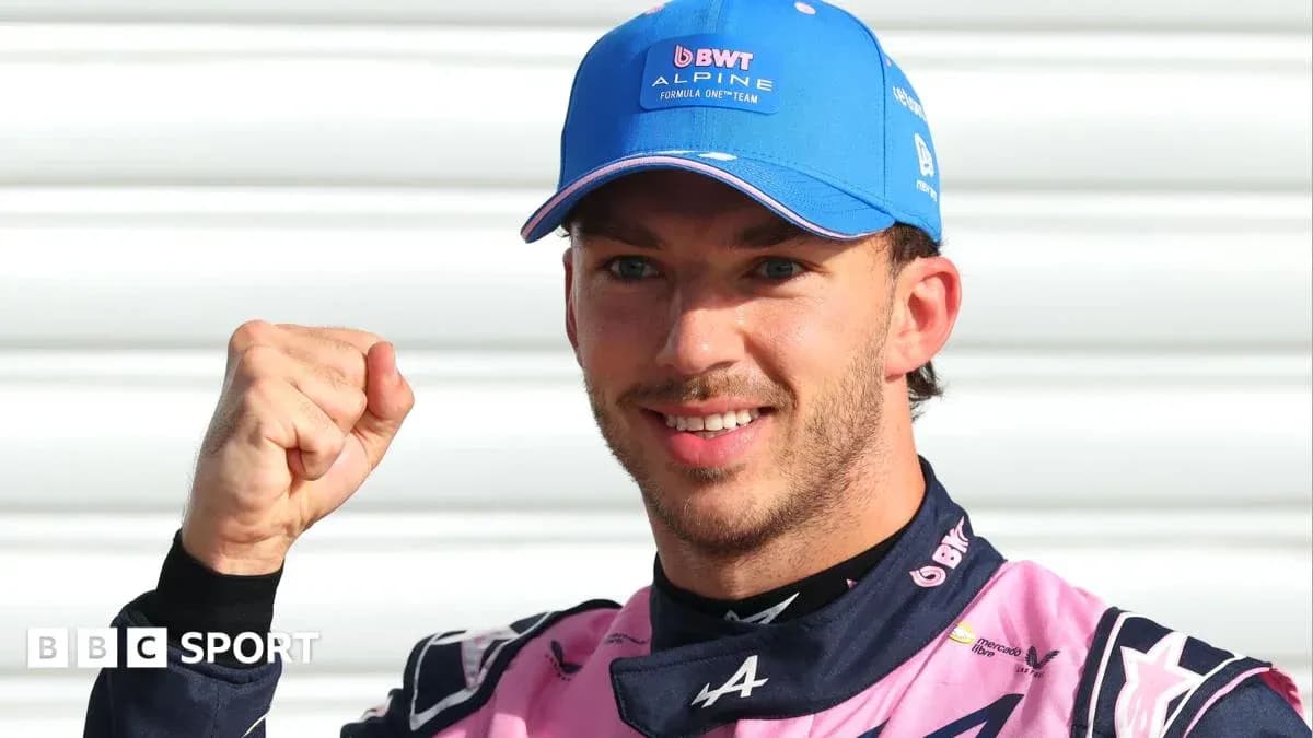 Pilote de Formule 1 célébrant avec un poing levé Pilote de Formule 1 célébrant avec un poing levé