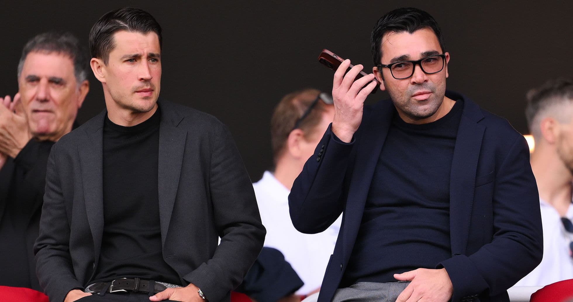 Deux hommes assis dans les tribunes du stade Deux hommes assis dans les tribunes du stade