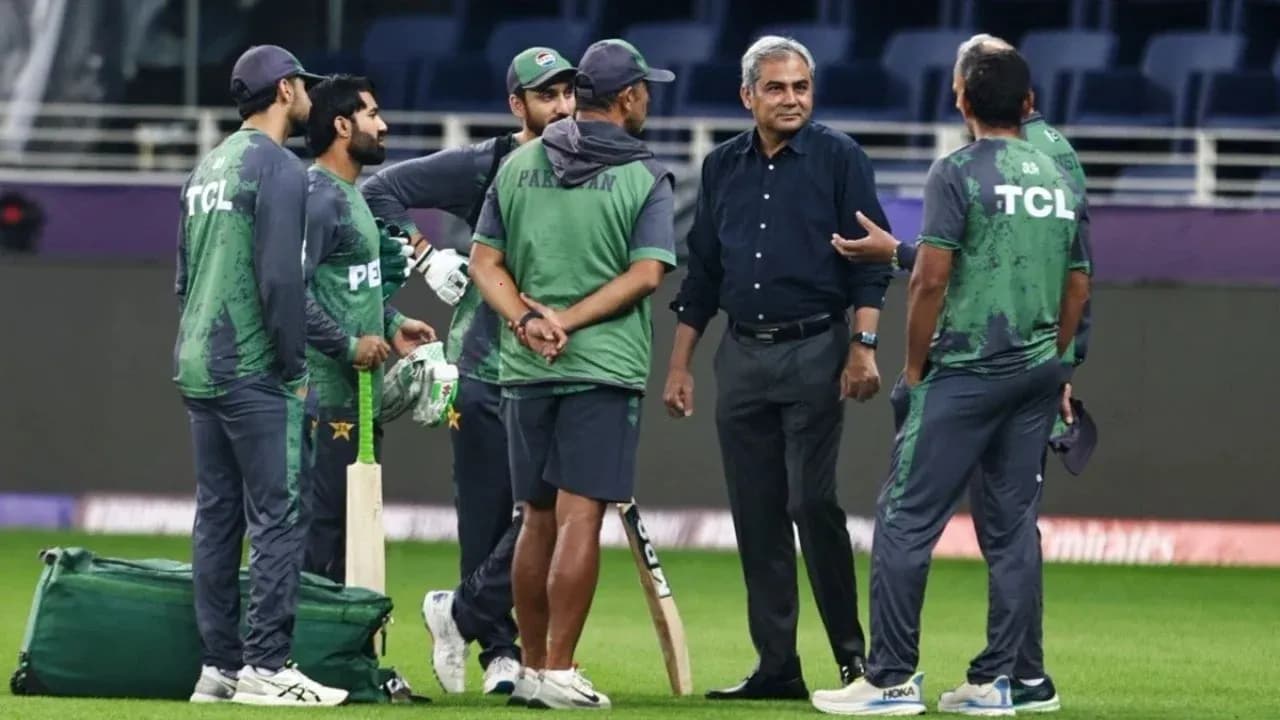 Équipe de cricket du Pakistan en discussion sur le terrain Équipe de cricket du Pakistan en discussion sur le terrain