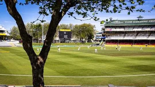Match de cricket en cours dans un stade Match de cricket en cours dans un stade