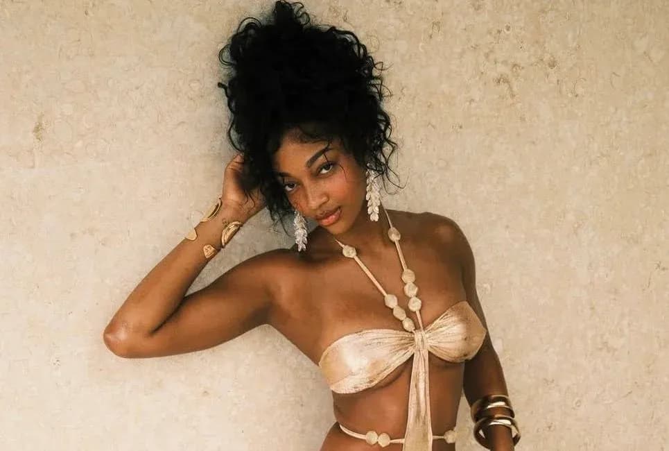 Modèle posant avec des accessoires en bordure Modèle posant avec des accessoires en bordure