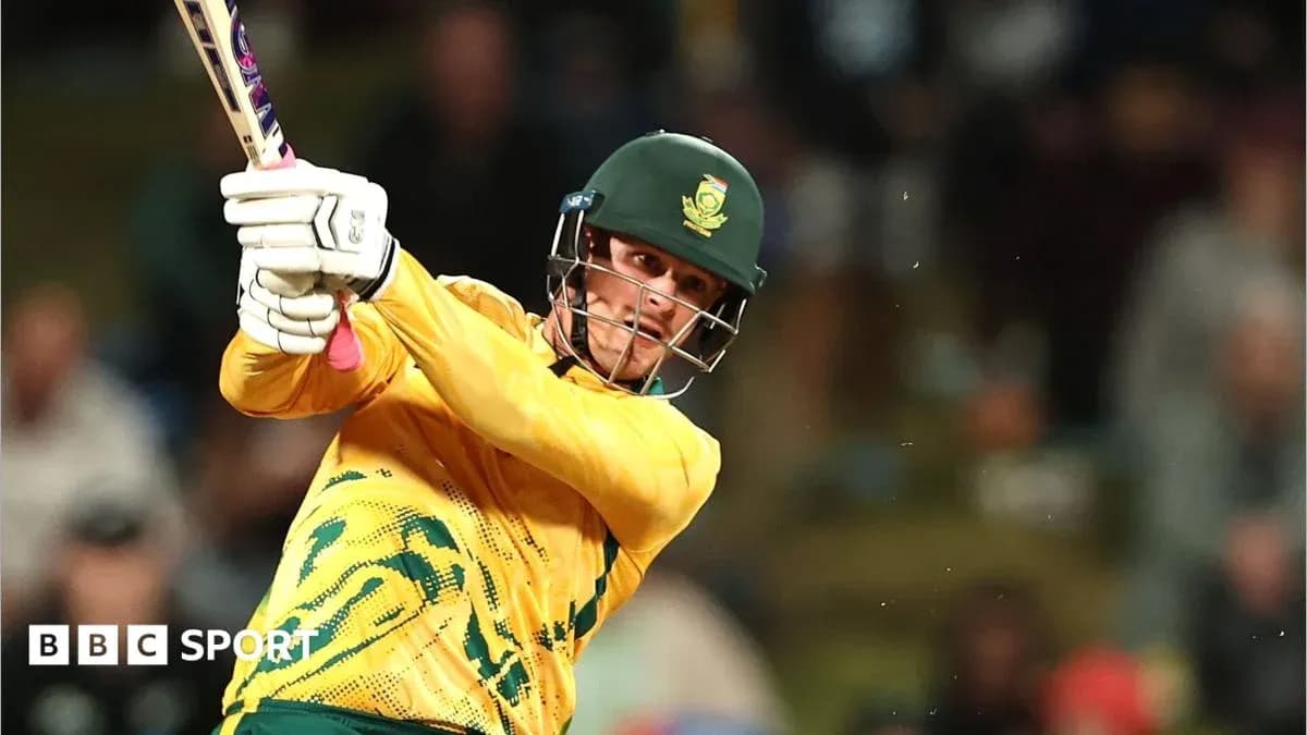 Joueur de cricket frappant la balle avec sa batte Joueur de cricket frappant la balle avec sa batte