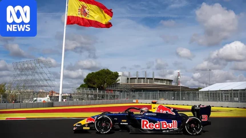 Voiture Red Bull sur circuit avec drapeau espagnol Voiture Red Bull sur circuit avec drapeau espagnol