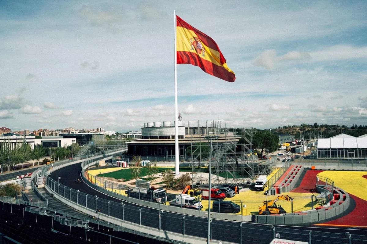 Drapeau espagnol flottant au circuit de course Drapeau espagnol flottant au circuit de course