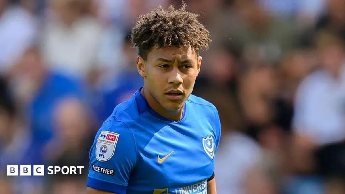 Joueur de Portsmouth en maillot bleu sur le terrain Joueur de Portsmouth en maillot bleu sur le terrain