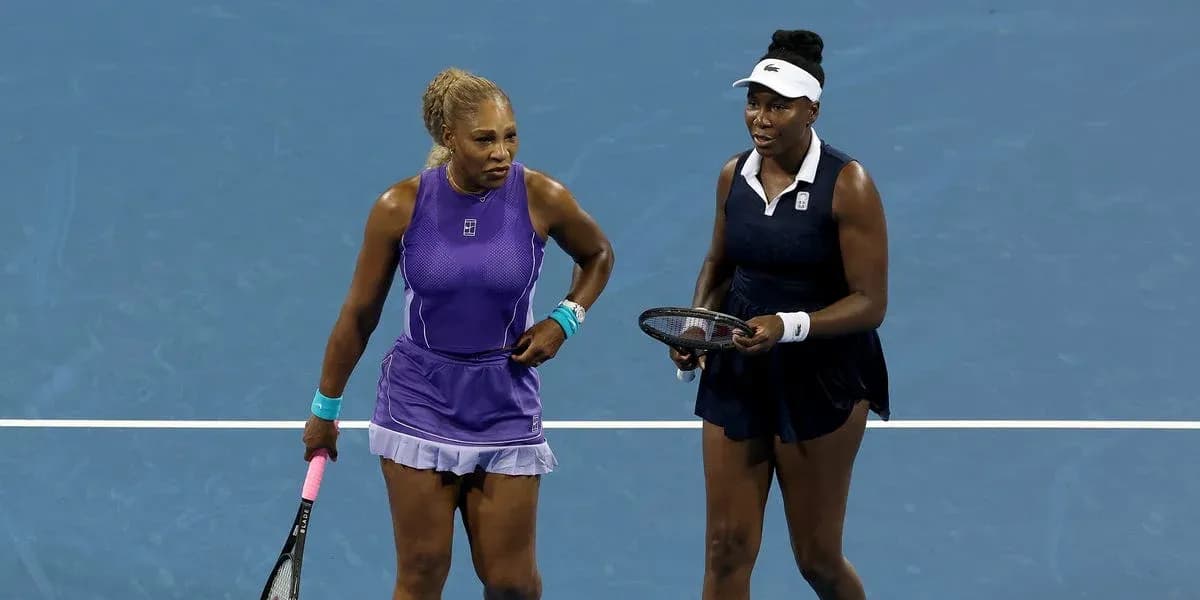 Serena et Venus Williams en double sur le court Serena et Venus Williams en double sur le court