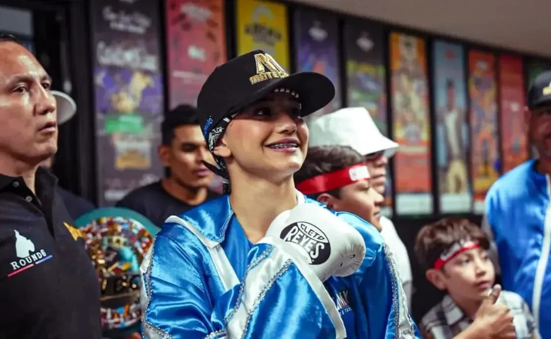 Boxeuse souriante avec des gants avant le combat Boxeuse souriante avec des gants avant le combat