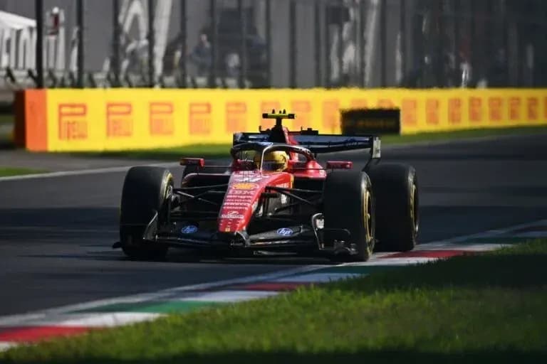 Voiture de F1 Ferrari sur circuit en Italie Voiture de F1 Ferrari sur circuit en Italie