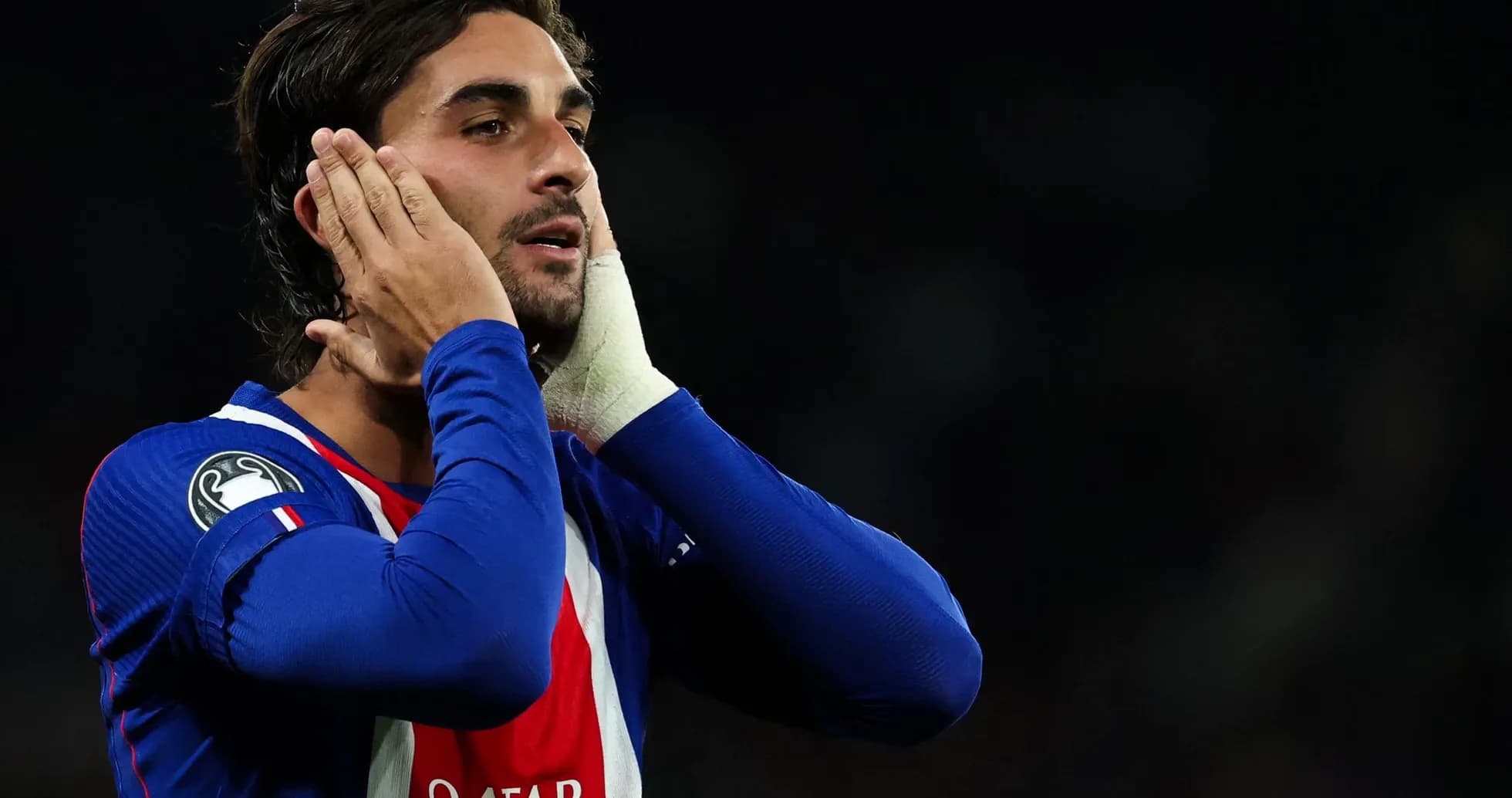 Joueur avec le maillot bleu touchant son visage Joueur avec le maillot bleu touchant son visage