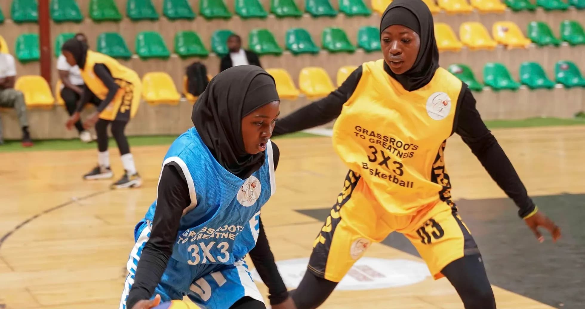 Deux joueuses de basket-ball en action sur le terrain Deux joueuses de basket-ball en action sur le terrain