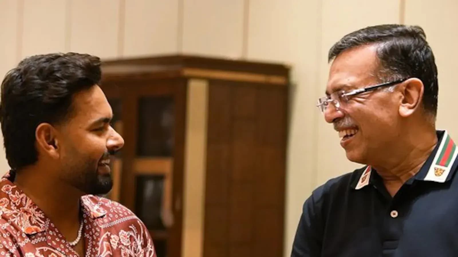 Deux hommes souriant et discutant ensemble Deux hommes souriant et discutant ensemble