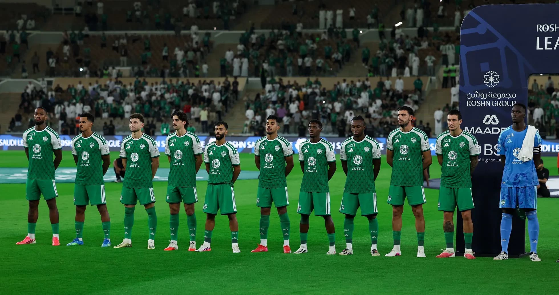 Joueurs de l'équipe en vert alignés avant le match Joueurs de l'équipe en vert alignés avant le match